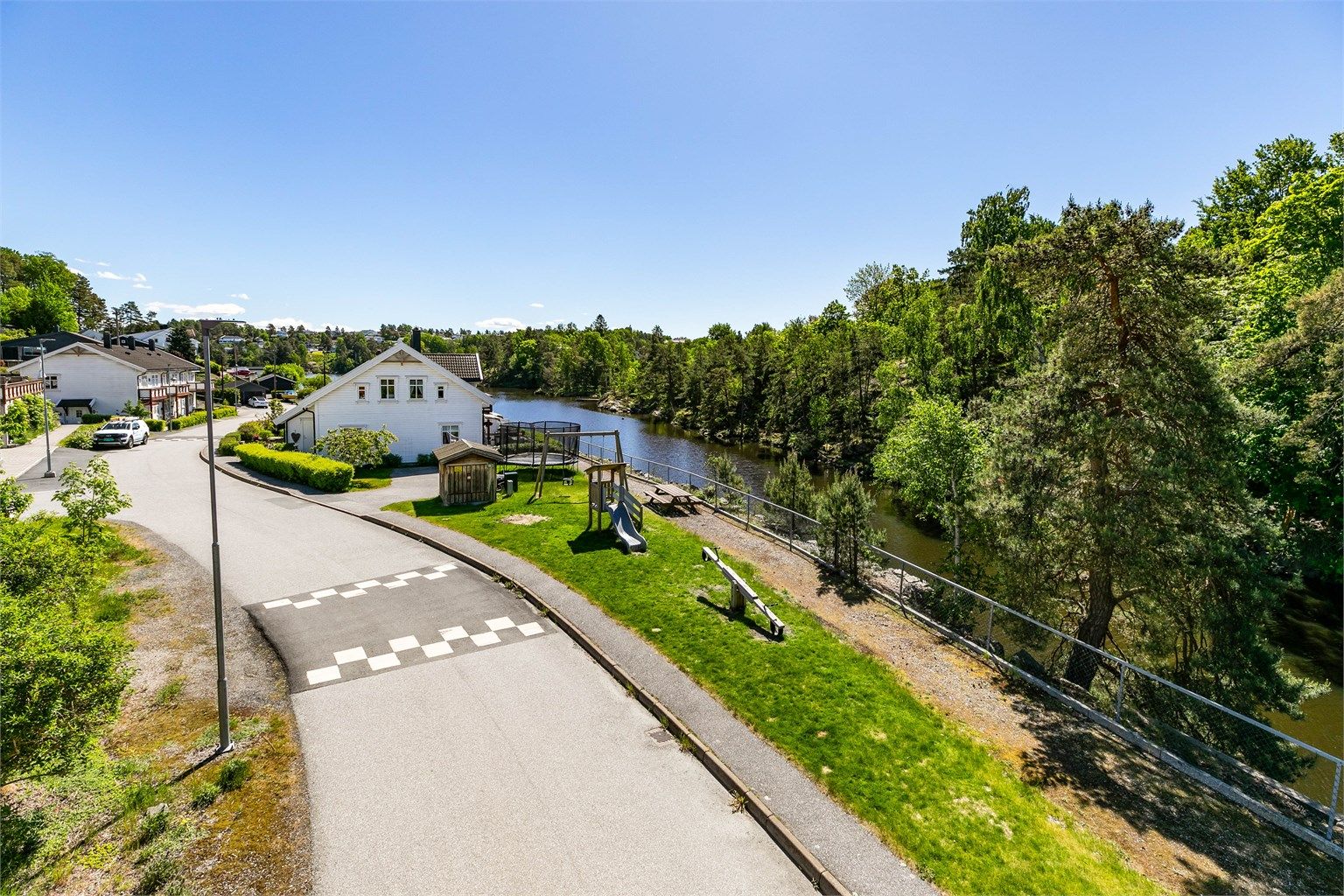 Rett over gaten finnes både lekeplass og en idyllisk turvei langs elva.