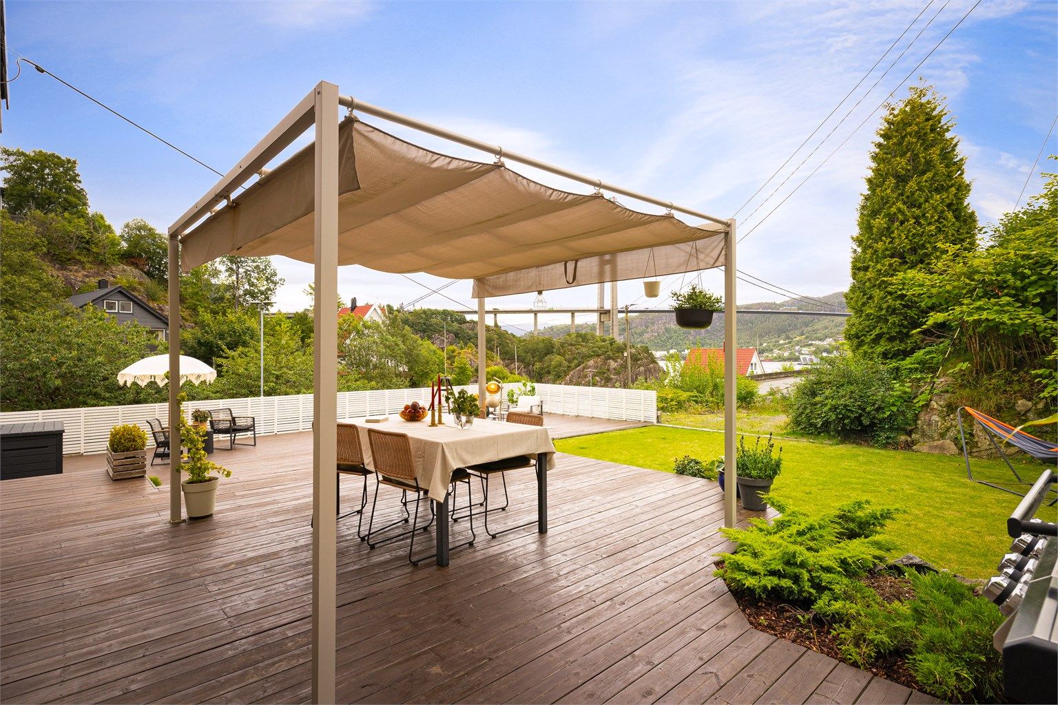 Uteplass med pergola, perfekt for lange sommerkvelder.