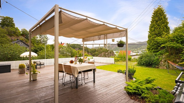 Uteplass med pergola, perfekt for lange sommerkvelder.