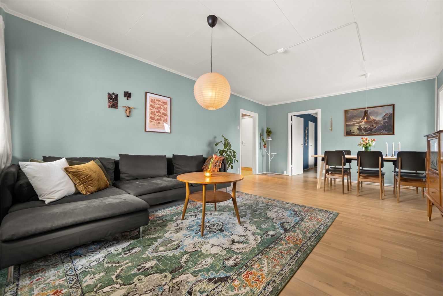 Stuen er romslig og har god plass til både sofagruppe og spisebord.