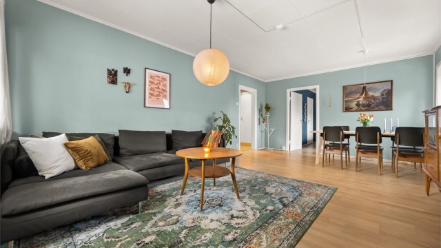 Stuen er romslig og har god plass til både sofagruppe og spisebord.