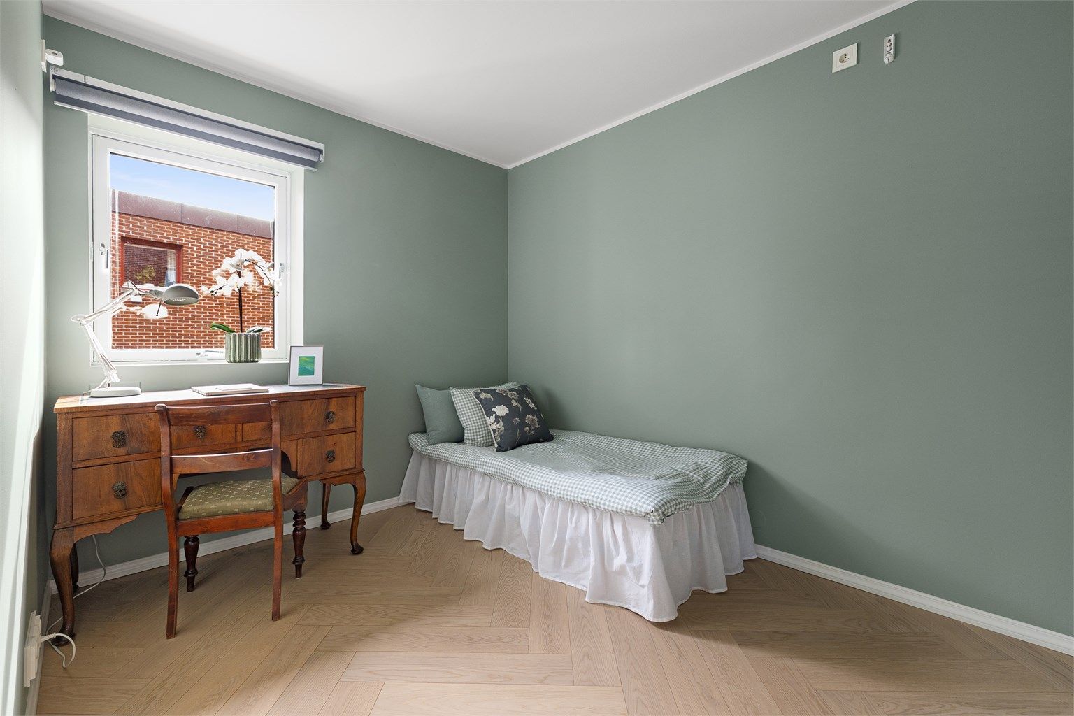 Leilighetens andre soverom har god plass til seng og skrivepult. Også her er det parkettgulv med gulvvarme.