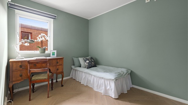 Leilighetens andre soverom har god plass til seng og skrivepult. Også her er det parkettgulv med gulvvarme.