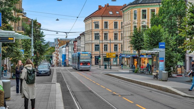Kollektivtilbudet er svært godt med buss og trikk like ved.