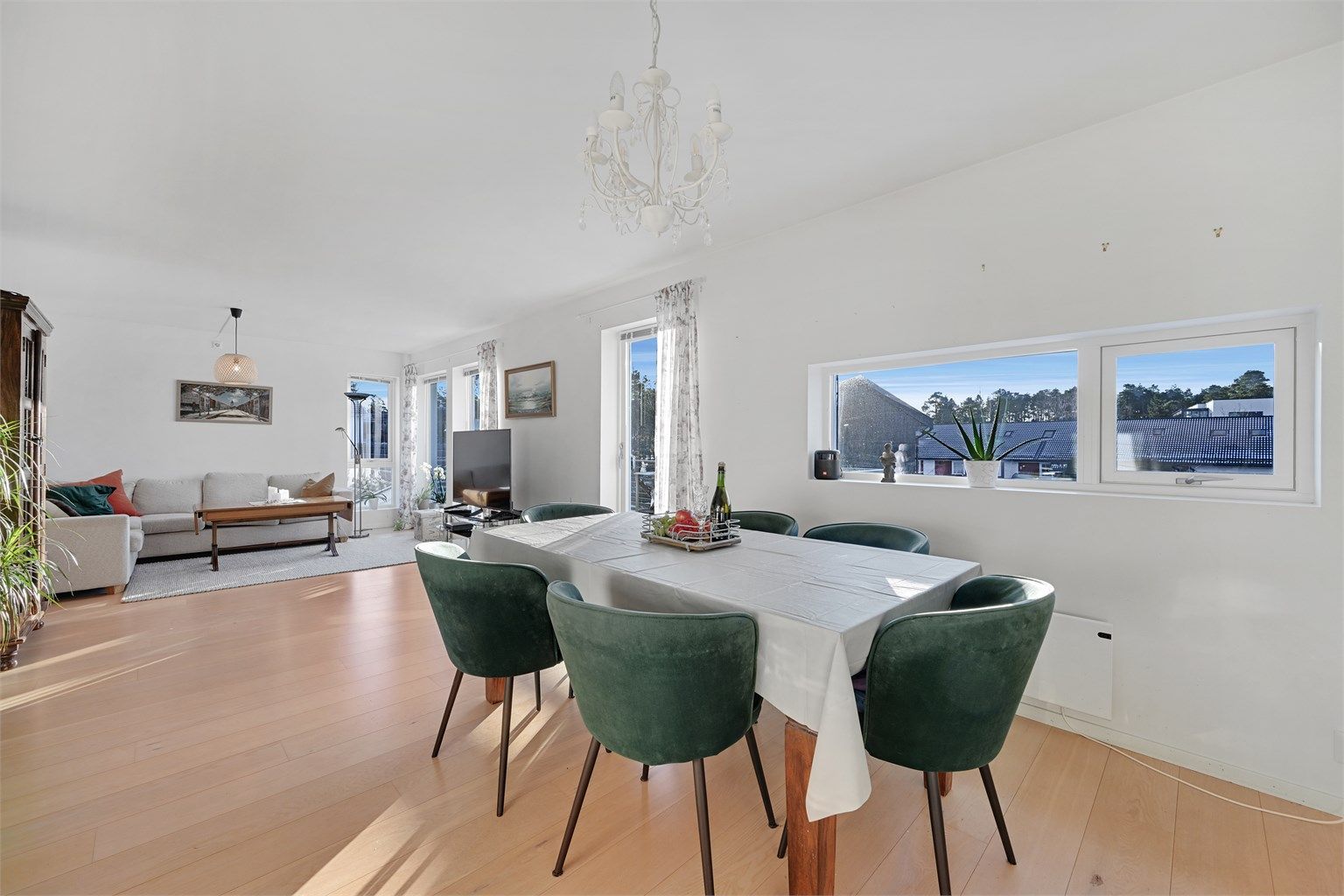 Leiligheten er gjennomgående og byr på et stilrent uttrykk, delikate fargevalg og en smart, arealeffektiv planløsning som gir en romslig og innbydende atmosfære. 