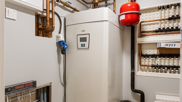 Teknisk rom huser anlegget for den vannbårne gulvvarmen og bergvarmepumpen, fordelerskap for rør-i-rør med automatisk vannstopper, en 287 liters varmtvannsbereder fra 2018 og boligens sikringsskap