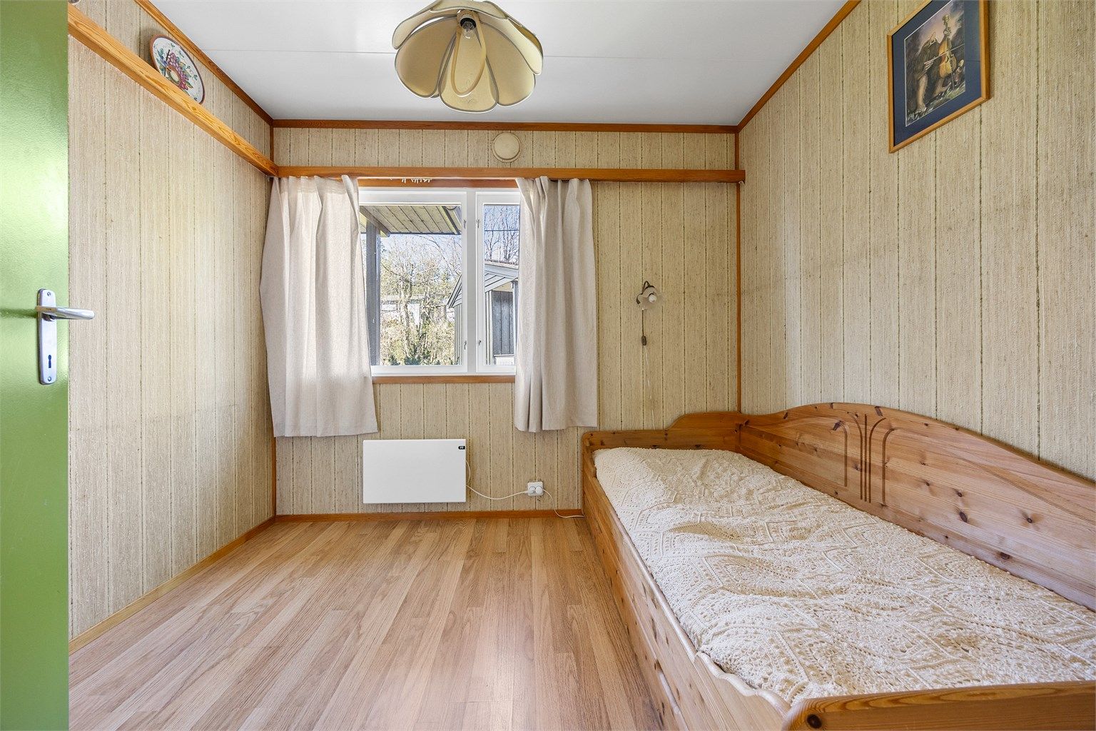 Et lyst soverom som egner seg godt som barnerom, gjesterom eller kontor.