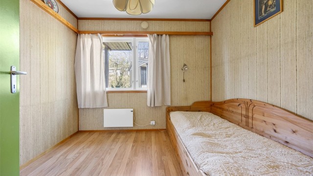 Et lyst soverom som egner seg godt som barnerom, gjesterom eller kontor.