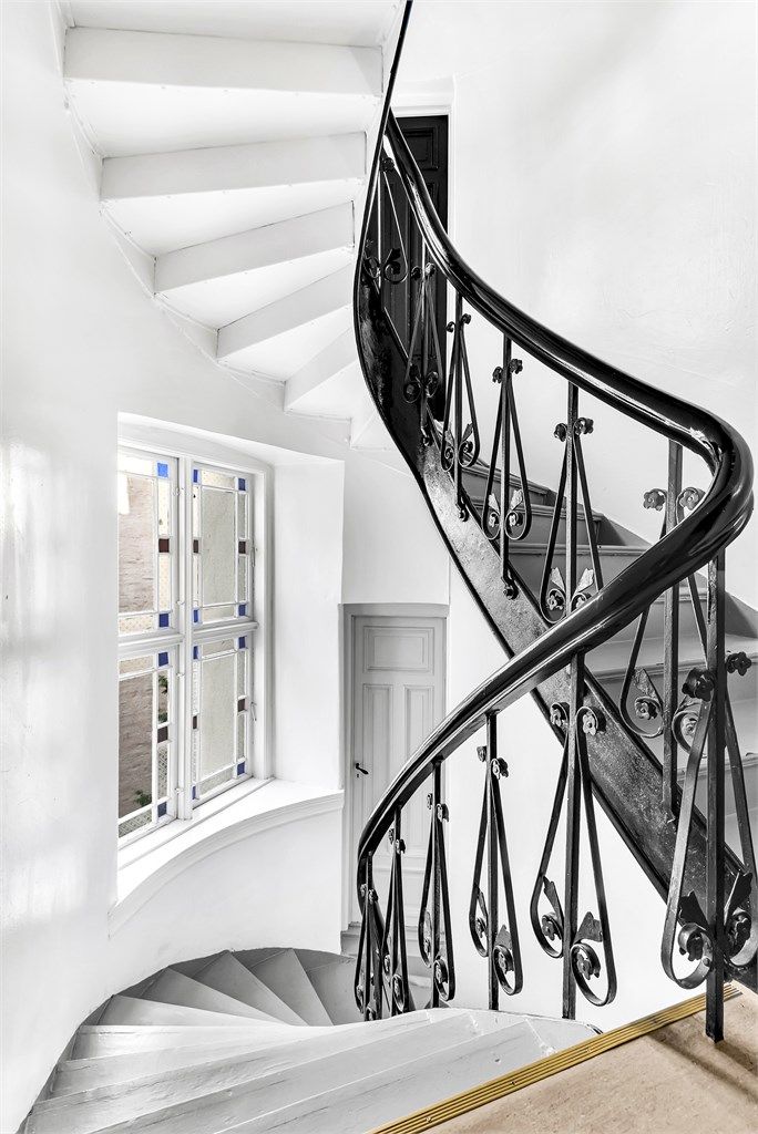 Leiligheten har adkomst via felles trappeoppgang med calling anlegg. Praktisk bod på 3 kvm i trappeoppgang.