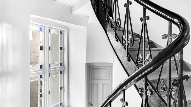 Leiligheten har adkomst via felles trappeoppgang med calling anlegg. Praktisk bod på 3 kvm i trappeoppgang.