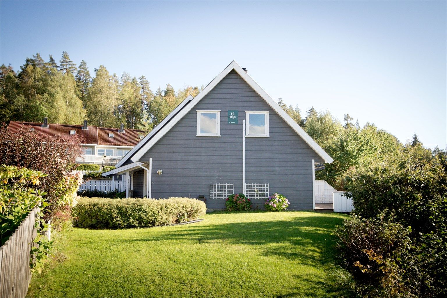 Halvpart tomannsbolig beliggende meget fint til på feltet, med en stor opparbeidet hage