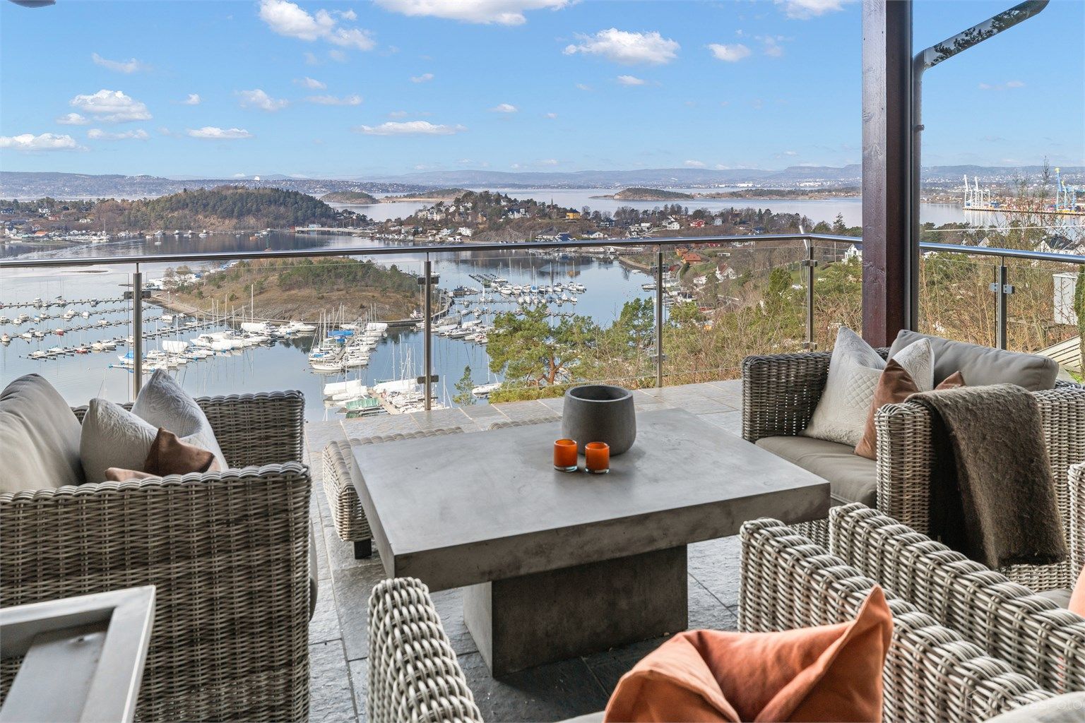 Terrasse utenfor stuen i toppetasjen med fantastisk utsikt