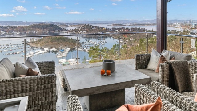 Terrasse utenfor stuen i toppetasjen med fantastisk utsikt