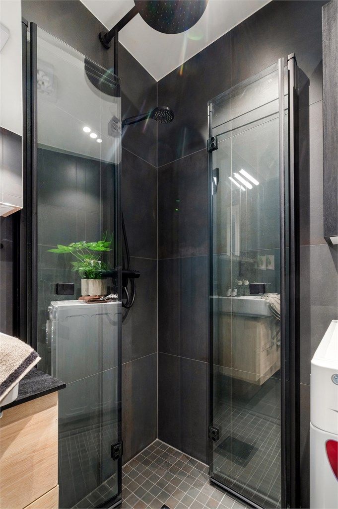 Videre har badet praktisk dusjhjørne med innfellbare dører. Det er opplegg for vaskemaskin. 