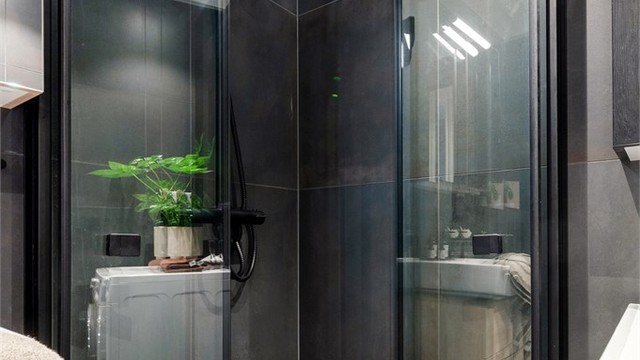 Videre har badet praktisk dusjhjørne med innfellbare dører. Det er opplegg for vaskemaskin.