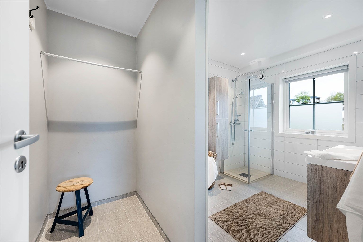 Praktisk forrom til badet med muligheter