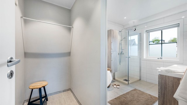Praktisk forrom til badet med muligheter