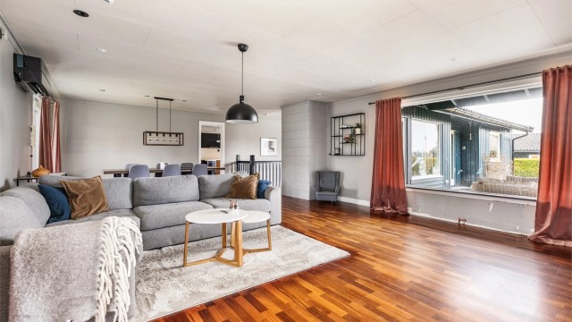 Boligen har sentralt varmeanlegg med vannbåren varme til radiatorer i flere rom, deriblant stuen. Radiator under største vindu er demontert i senere år.