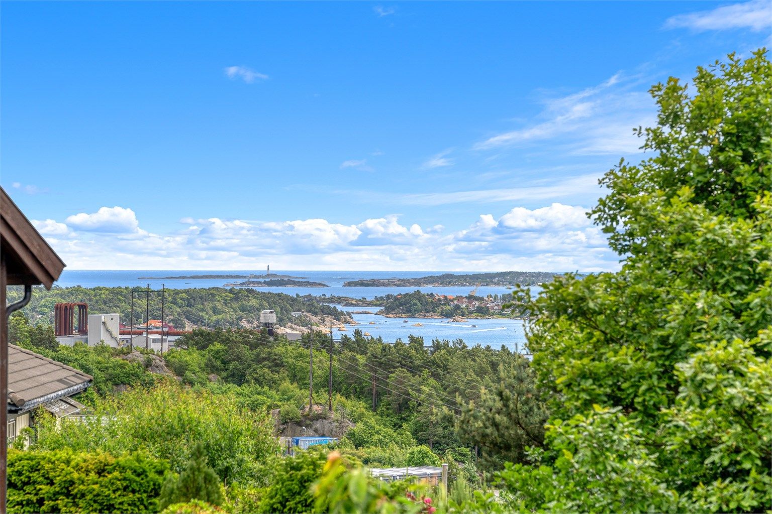 Fra boligen er det en hyggelig sjøutsikt som du ikke blir lei av! 