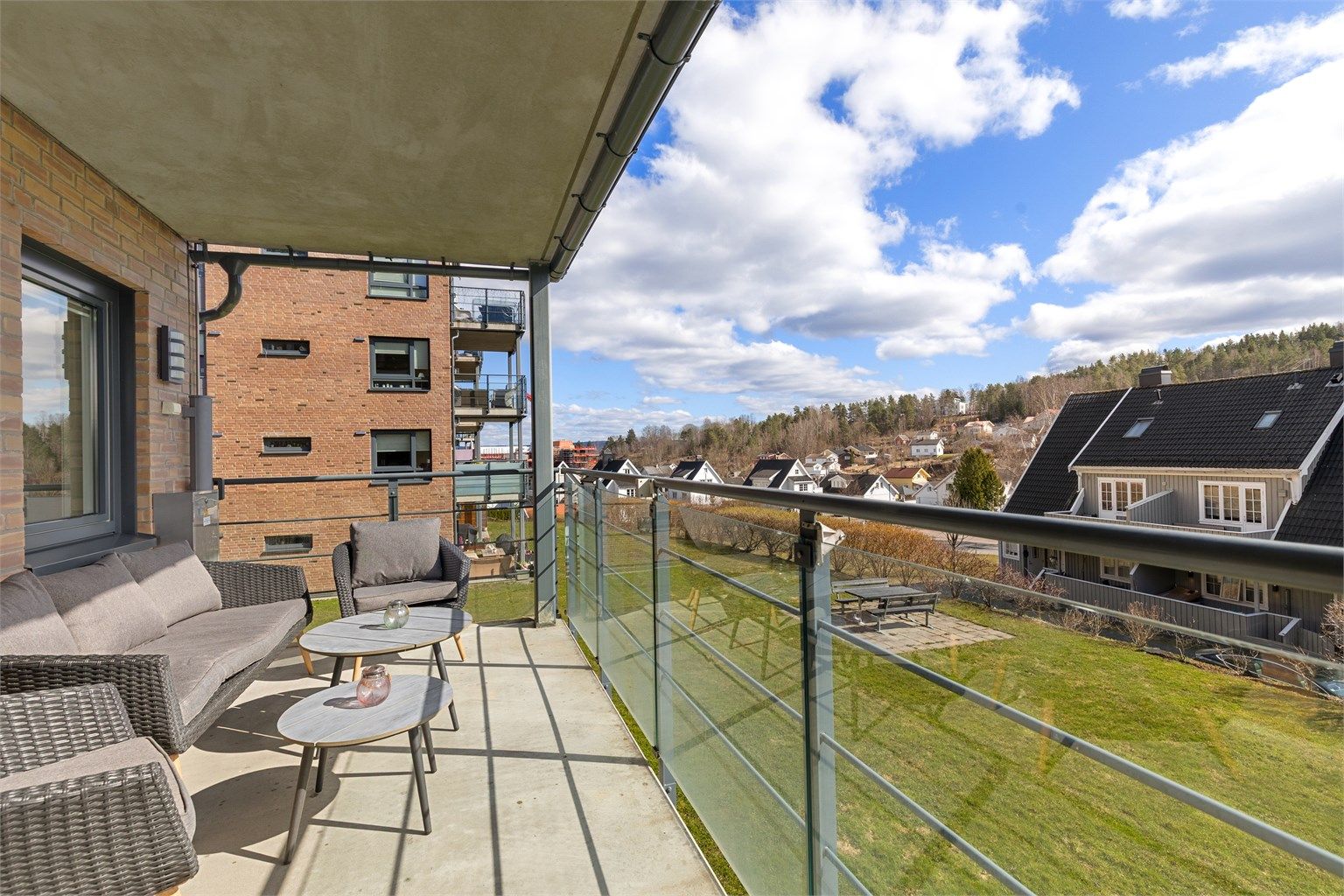 Innholdsrik og lettstelt leilighet sentralt i Slemmestad. Balkong, heis og garasje