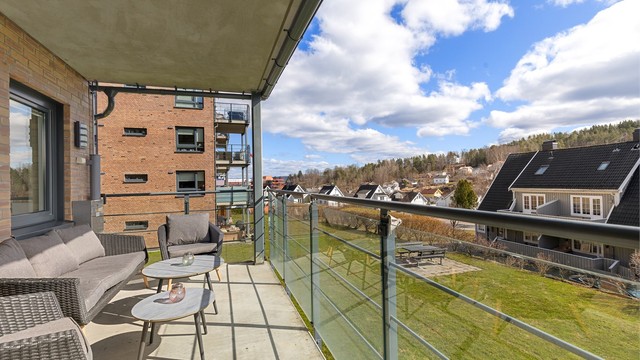 Innholdsrik og lettstelt leilighet sentralt i Slemmestad. Balkong, heis og garasje