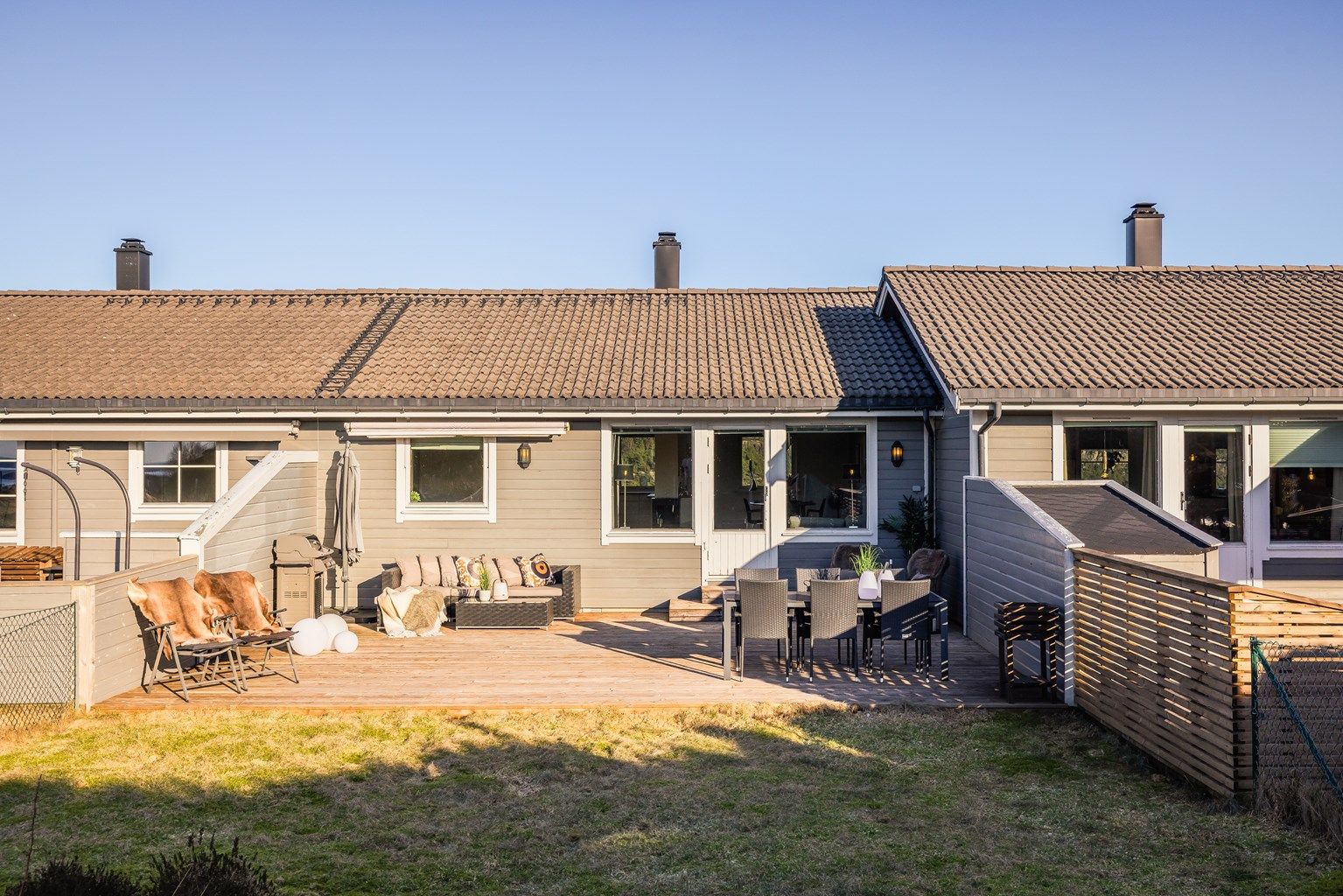 Inviter familie og venner til grillbesøk på denne herlige terrassen.