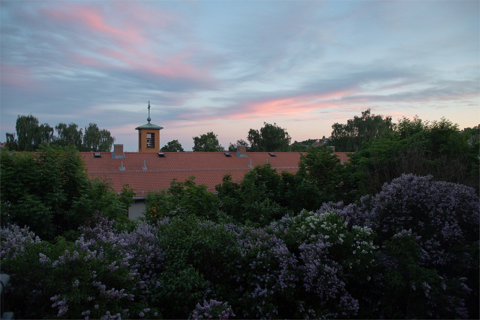 Utsikt mot Iladalen kirke og de grønne omgivelsene.