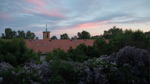 Utsikt mot Iladalen kirke og de grønne omgivelsene.