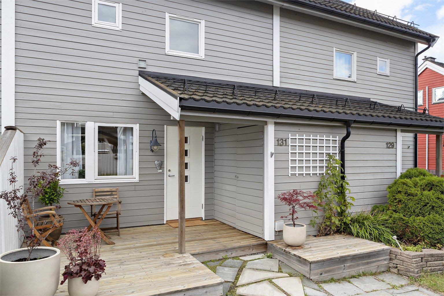 Hyggelig delvis overbygget terrasse på ca. 11 kvm. ved inngangspartiet