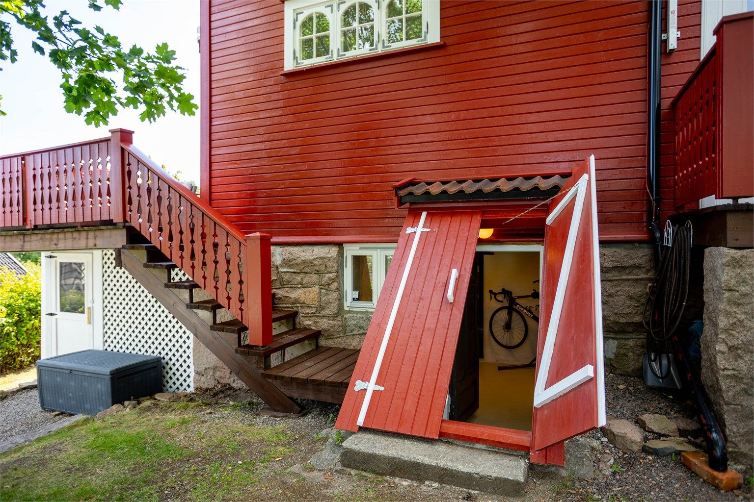 Kjelleren har egen utvendig adkomst, som gir praktisk tilgang for lagring av sesongutstyr. Det er også en praktisk sykkel/redskapsbod under terrassen. 