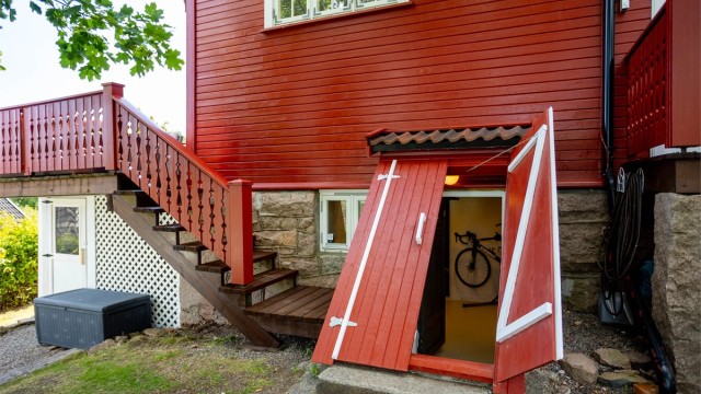 Kjelleren har egen utvendig adkomst, som gir praktisk tilgang for lagring av sesongutstyr. Det er også en praktisk sykkel/redskapsbod under terrassen.