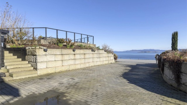 Innkjøringen er pent opparbeidet med belegningsstein og solide forstøtningsmurer i naturstein.