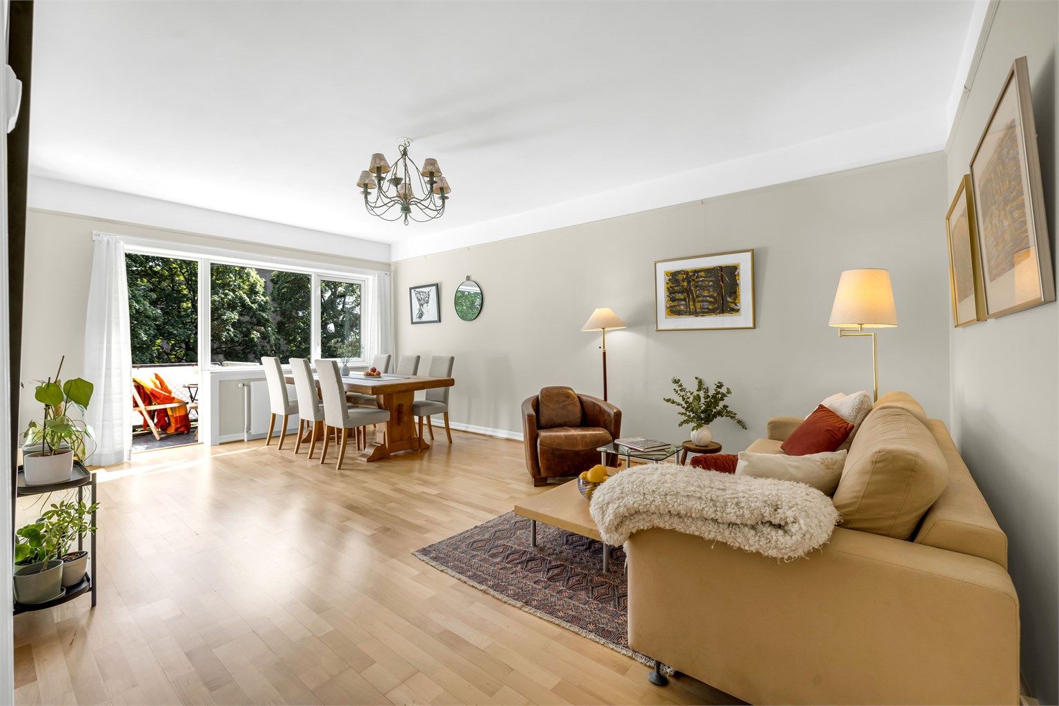 Dette er en lys og gjennomgående 3-roms leilighet med praktisk planløsning, store vindusflater og utgang til en herlig balkong med utsikt mot grønn og frodig hage. Foto: Studio Solberg.