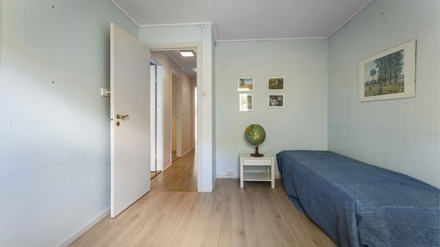 Rommet har en rolig plassering i boligen.