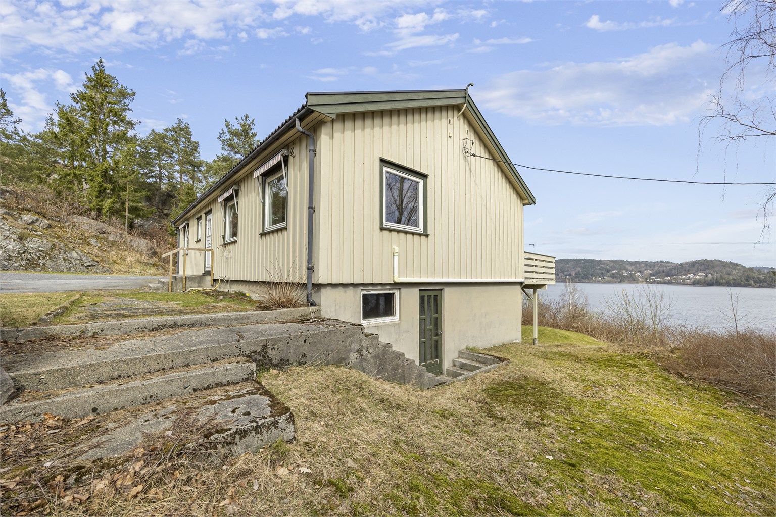 Stor tomt på rett under syv mål.