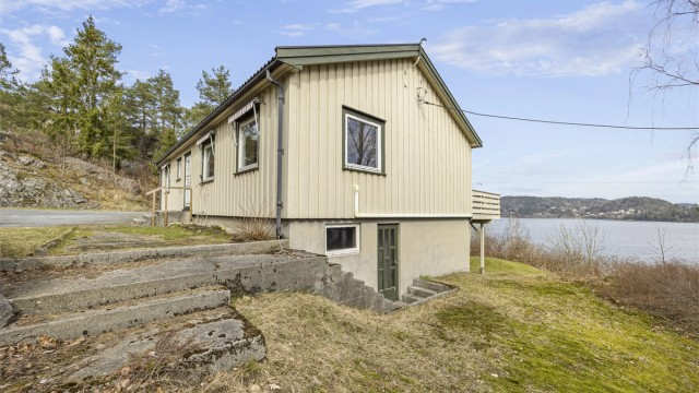 Stor tomt på rett under syv mål.