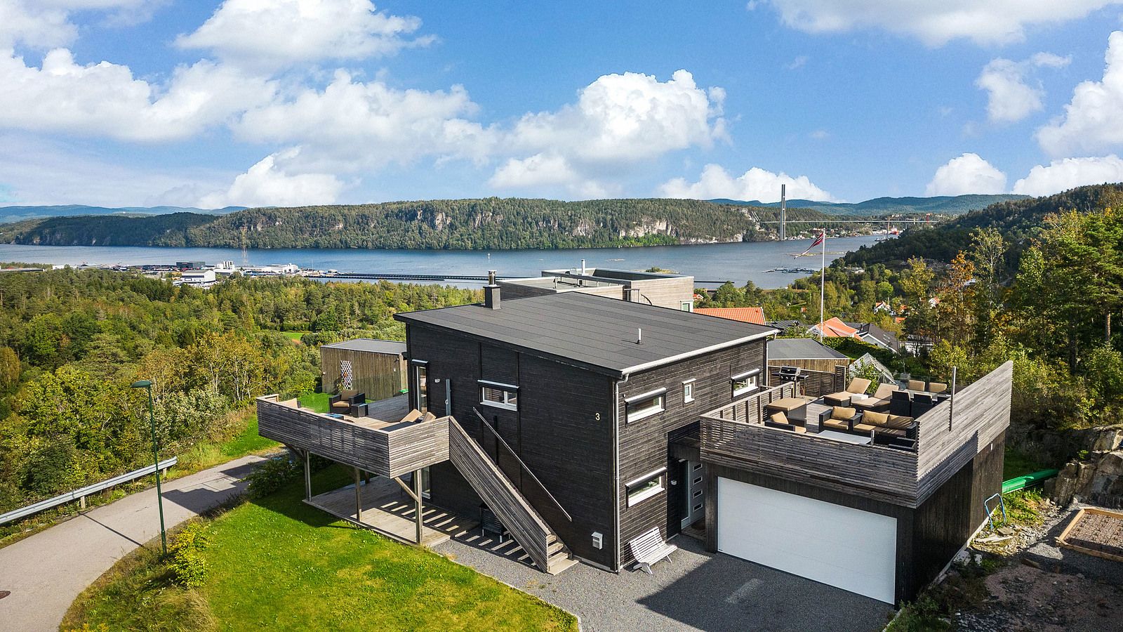 Eiendommen har en gjennomført moderne stil og meget gode solforhold.