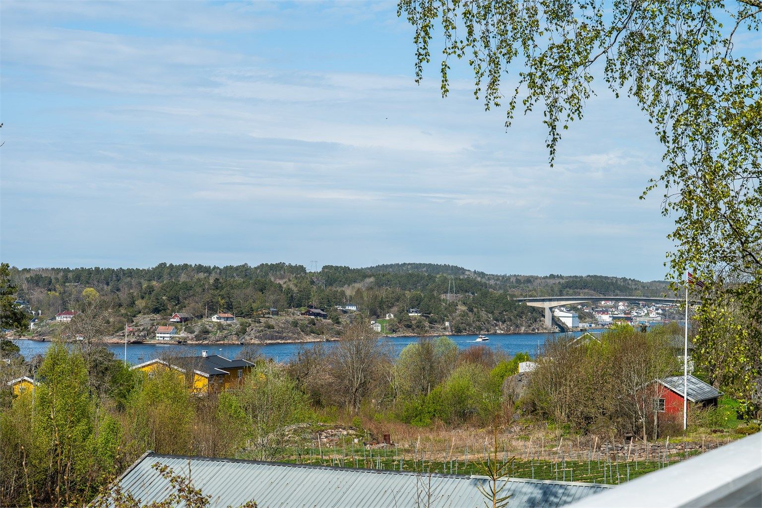 En usjenert og innbydende fritidseiendom med flott sjøutsikt, beliggende på Tjømes attraktive vestside. 