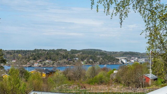 En usjenert og innbydende fritidseiendom med flott sjøutsikt, beliggende på Tjømes attraktive vestside.