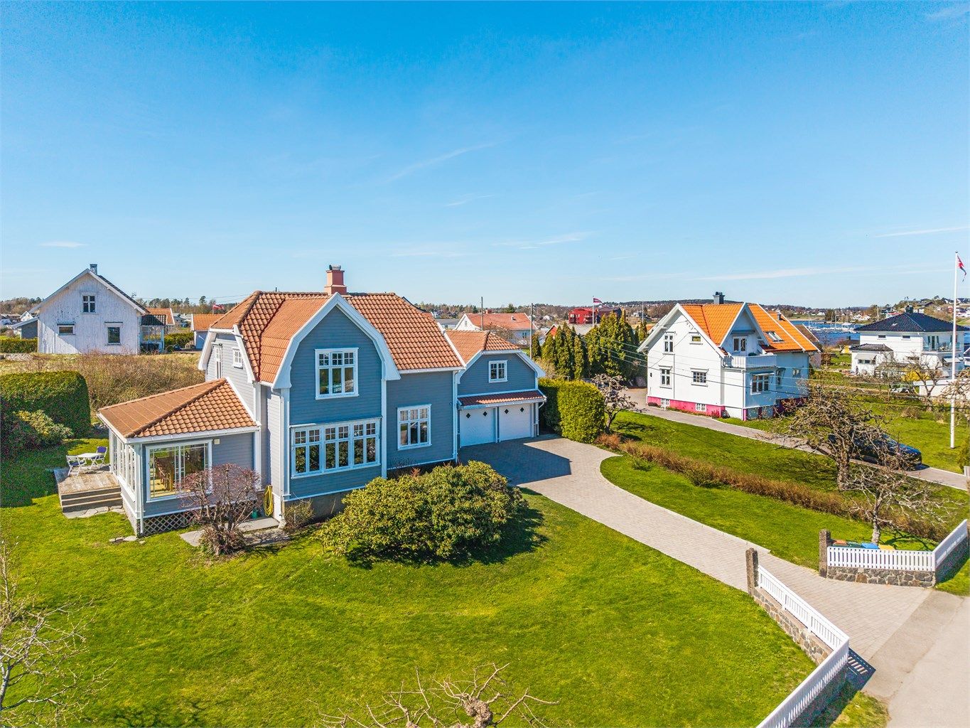 Eiendommen ligger på en lett skrånende tomt med gode solforhold.