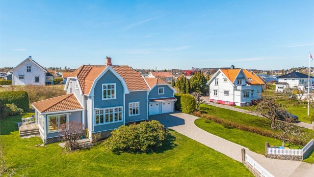 Eiendommen ligger på en lett skrånende tomt med gode solforhold.