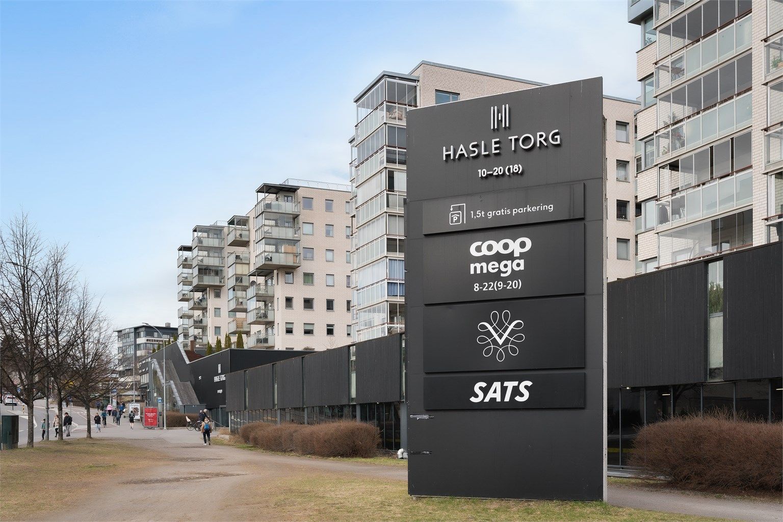 Kort vei til Hasle Torg, som tilbyr et godt utvalg av butikker, vinmonopol, SATS treningssenter og andre servicetilbud.