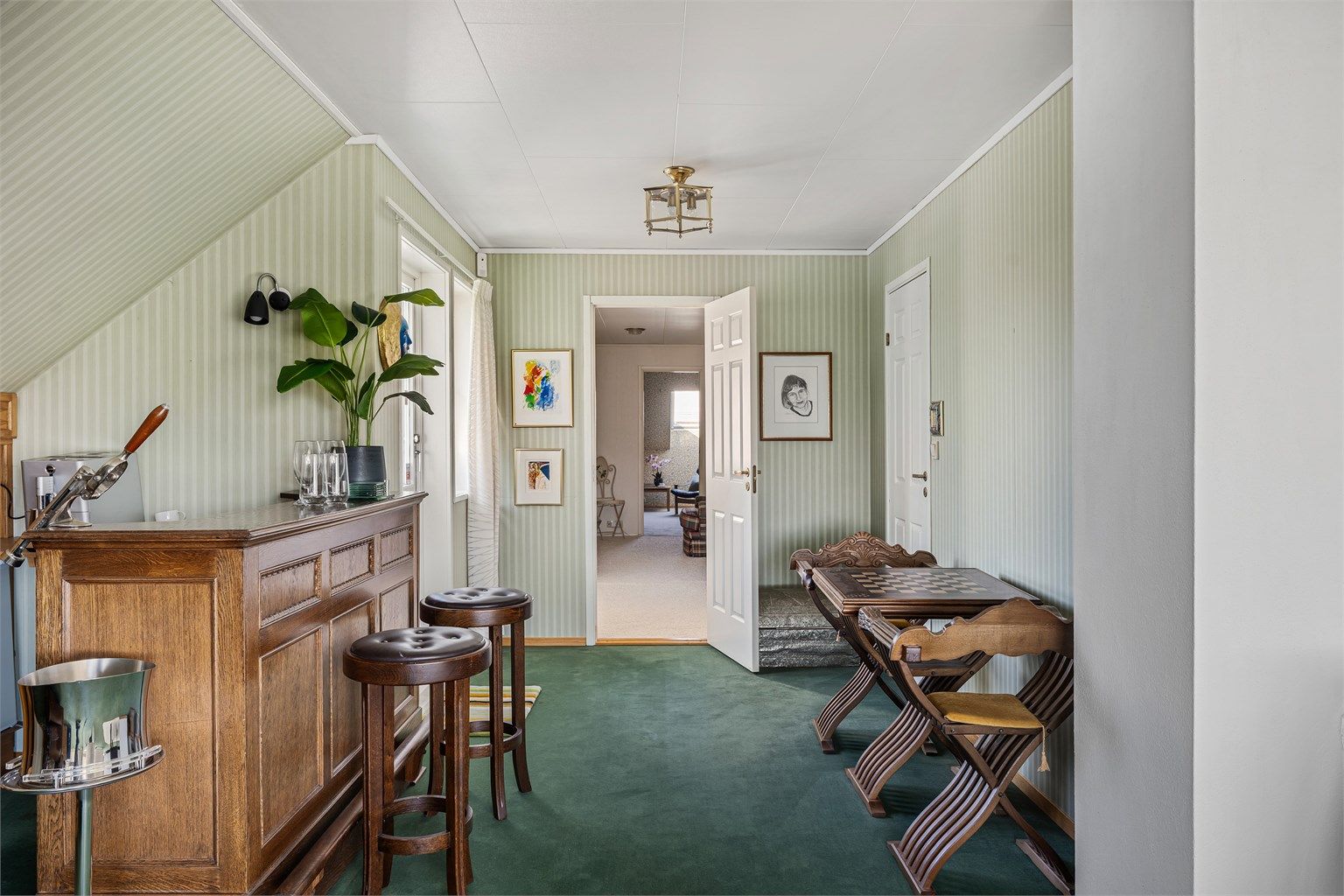 Videre fra loftstue kan man også gå inn til 2  av 3 soverom i øverste etasje.