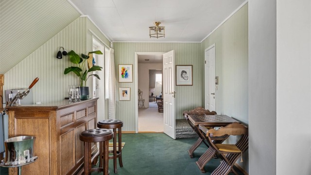 Videre fra loftstue kan man også gå inn til 2 av 3 soverom i øverste etasje.