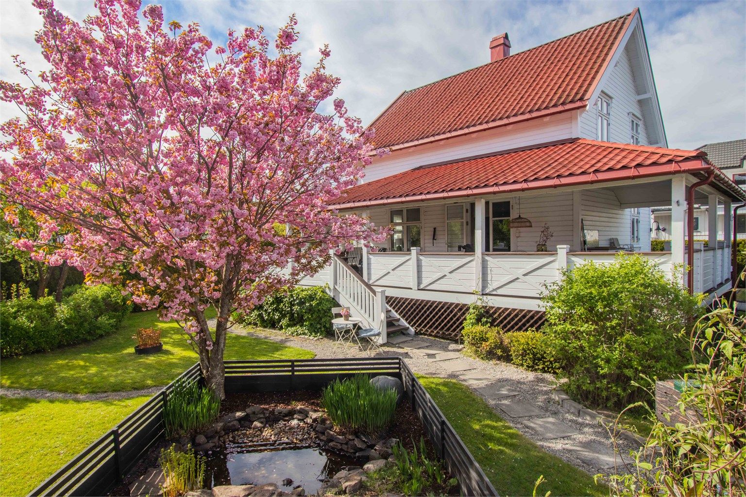 Vårbilde av hagen - Selgers bilde.