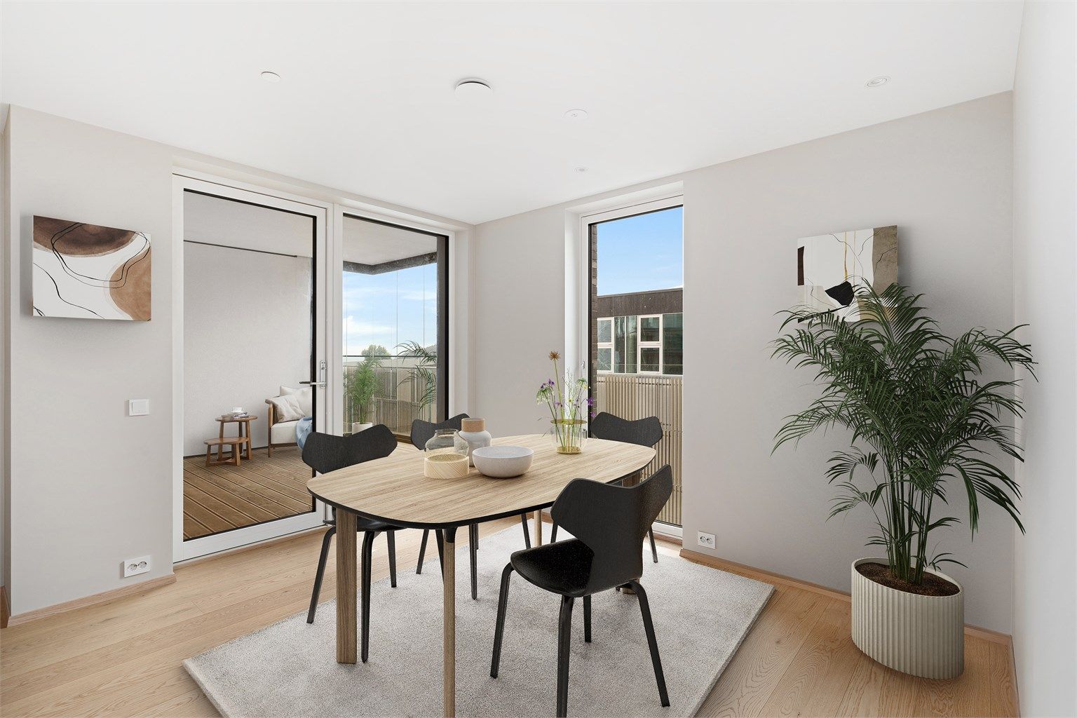 God plass til spisestue med utgang til innglasset balkong med sjøutsikt 