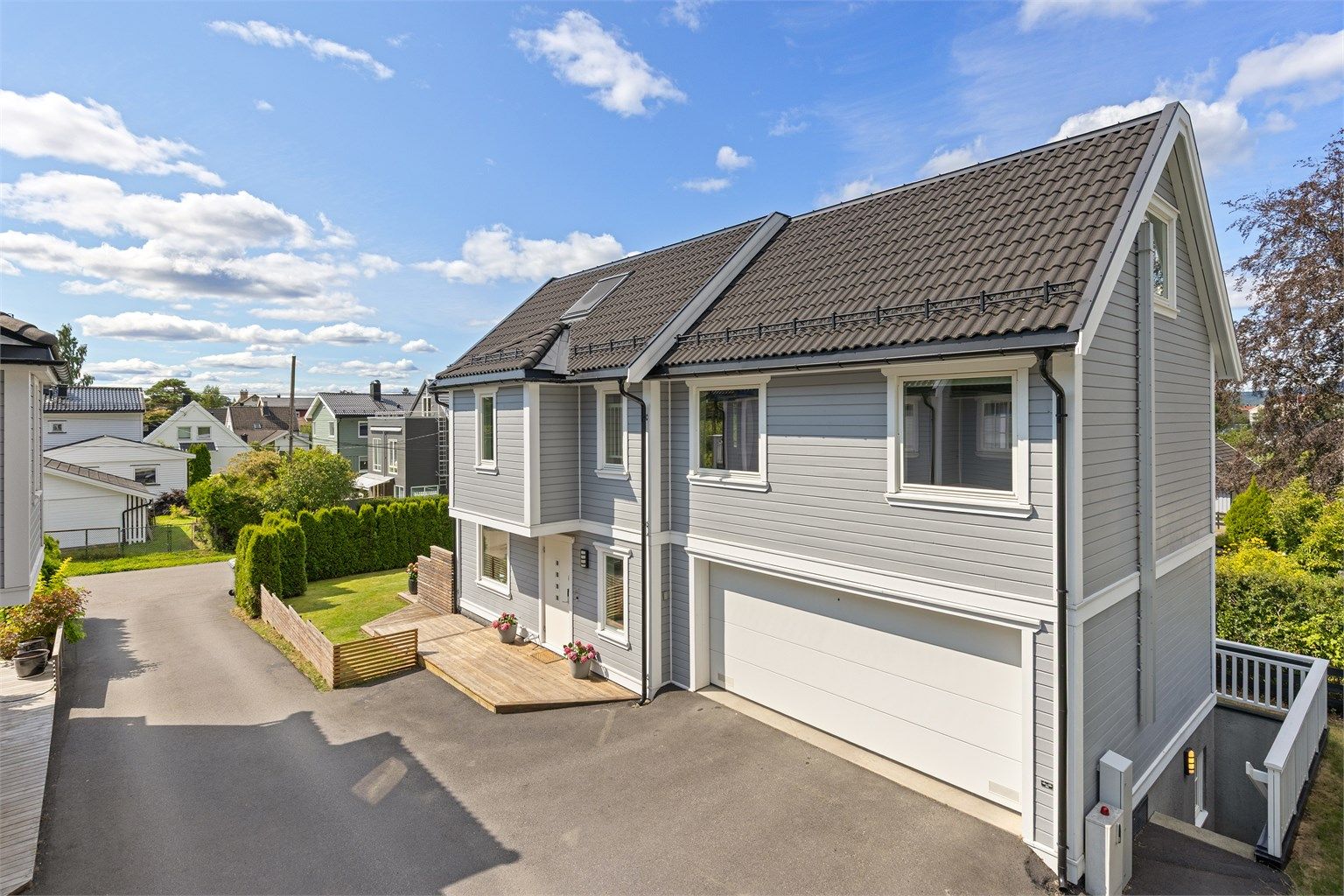 Enebolig med moderne standard beliggende i rolig gate med kort vei til både matbutikk, buss, trikk, idrettsbaner og flotte turområder - helt ideelt for en moderne familie med behov for god logistikk i hverdagen (Foto: 