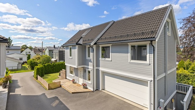 Enebolig med moderne standard beliggende i rolig gate med kort vei til både matbutikk, buss, trikk, idrettsbaner og flotte turområder - helt ideelt for en moderne familie med behov for god logistikk i hverdagen (Foto: