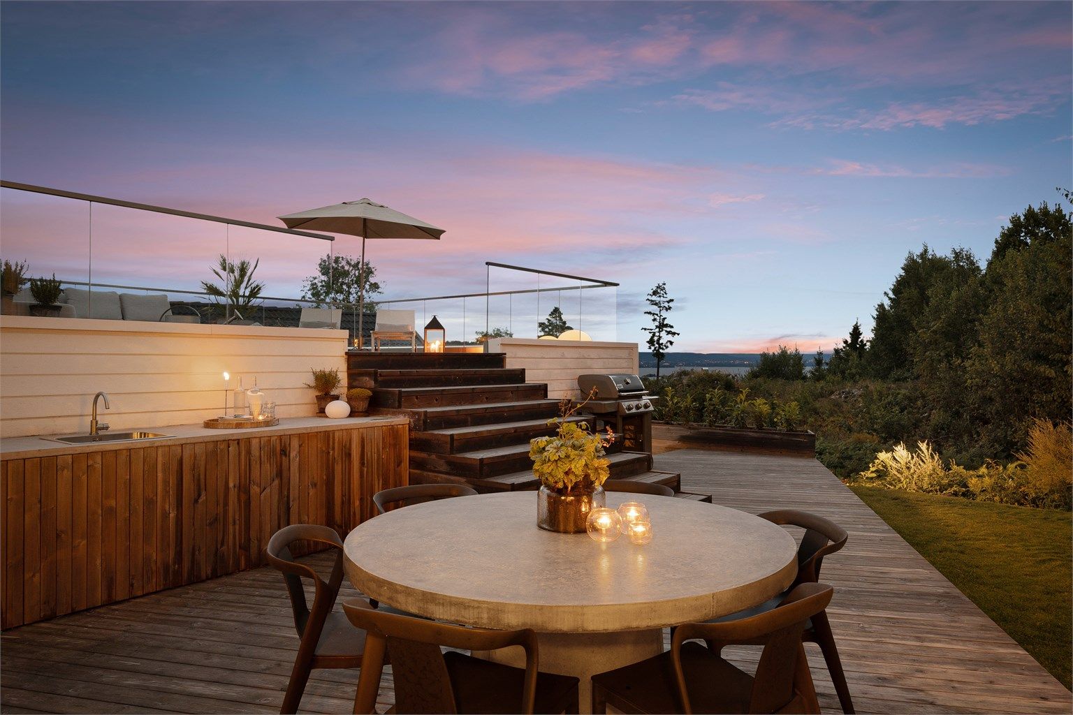 Terrasse utenfor stuen med trapp opp til takterrasse 