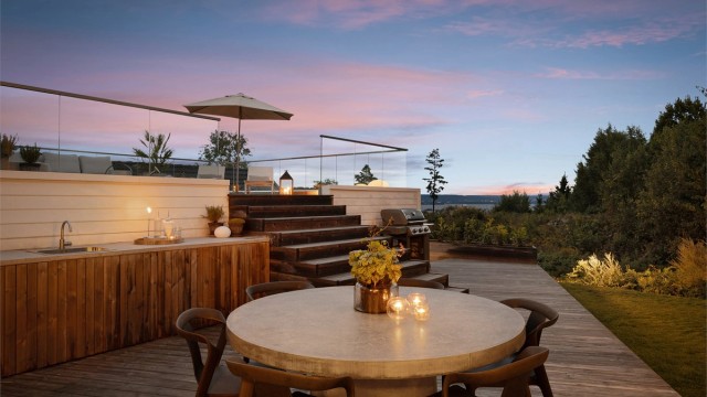Terrasse utenfor stuen med trapp opp til takterrasse